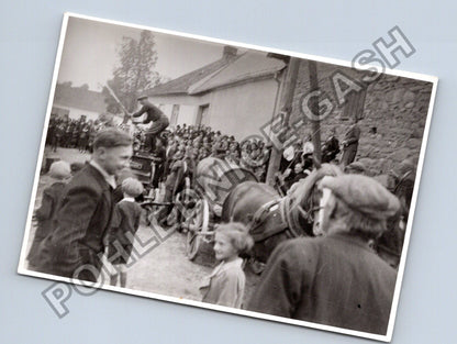 Stará fotografie dav lidí s koňským povozem (BM26894)