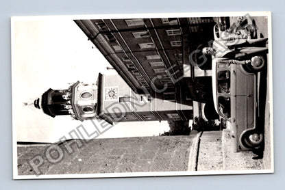 Stará fotografie budova s věží a automobil s osobou (BM26895)