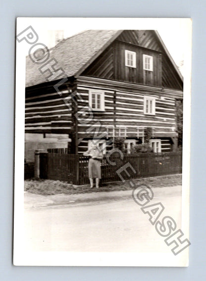 Stará fotografie dítě u dřevěné chalupy (BM26900)