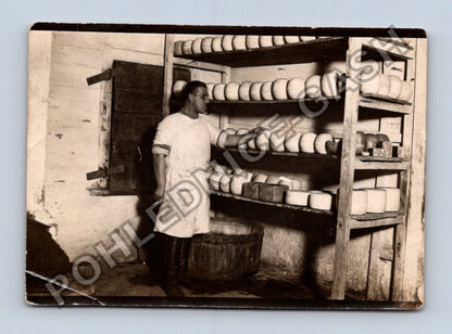 Stará fotografie muž v sýrárně (BM26902)