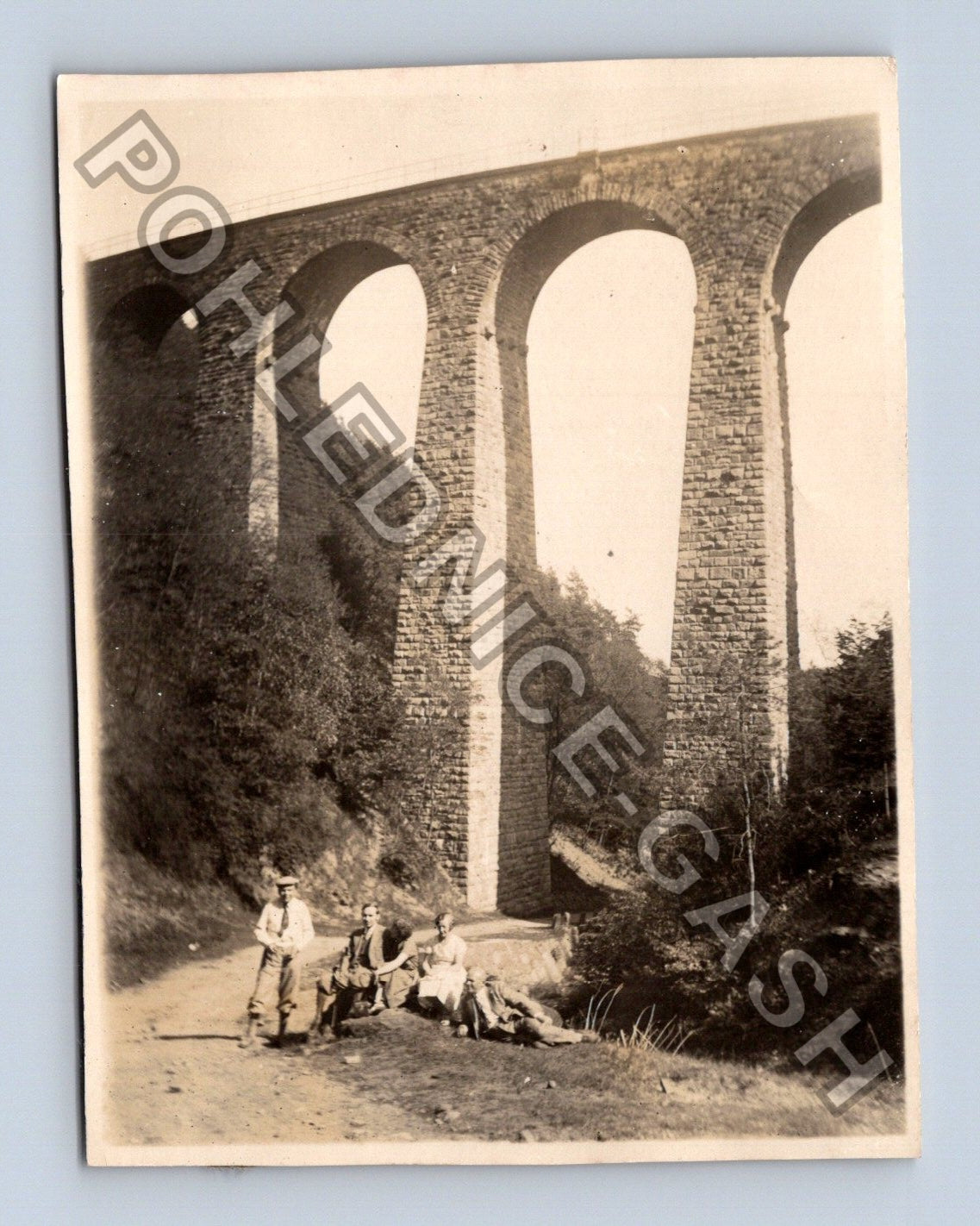 Stará fotografie skupina u kamenného mostu 1933 (BM26906)