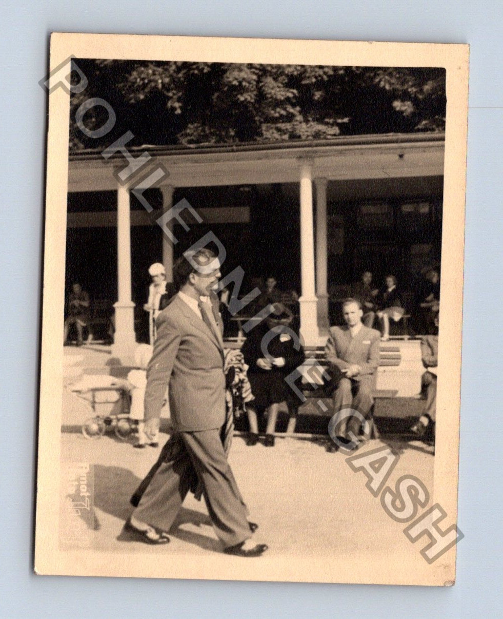 Stará fotografie muž v obleku s mikrofonem (BM26910)