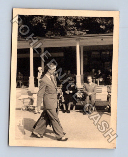 Stará fotografie muž v obleku s mikrofonem (BM26910)