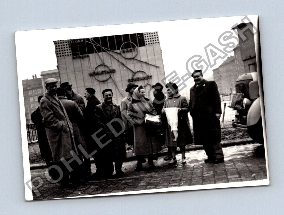 Stará fotografie skupina lidí před budovou Weltgebäude (BM26919)