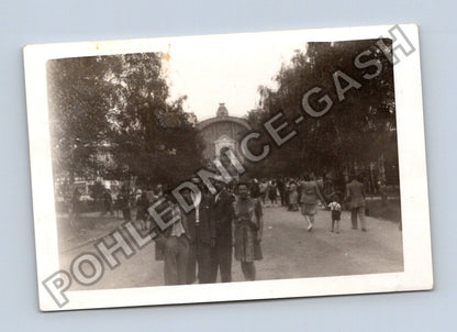 Stará fotografie skupina lidí před budovou (BM26921)