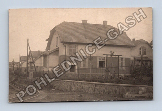 Pohlednice Dům s kolejemi u cesty (BM26923)