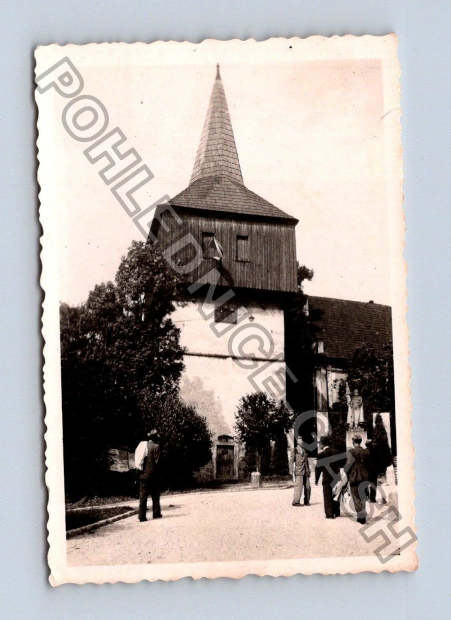 Stará fotografie historická budova s věží a lidmi (BM26924)