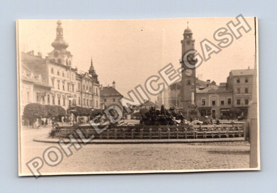 Stará fotografie městské náměstí s kašnou a věží (BM26928)