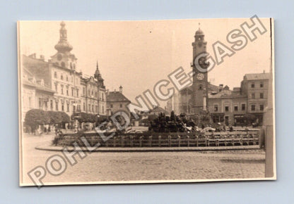 Stará fotografie městské náměstí s kašnou a věží (BM26928)