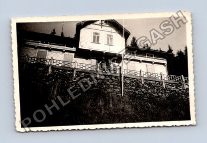 Stará fotografie dům na kopci s lidmi (BM26934)