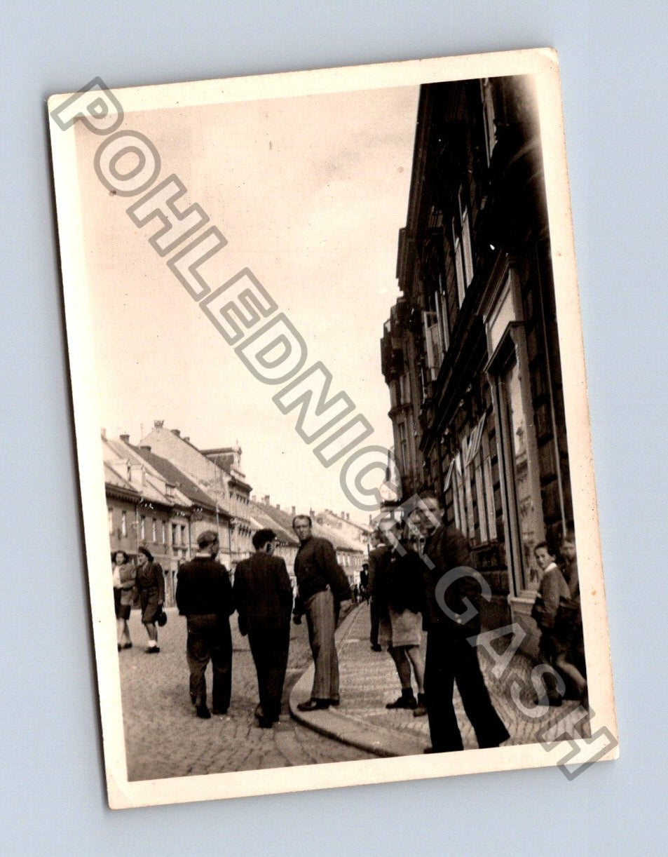 Stará fotografie pouliční scéna s muži (BM26935)