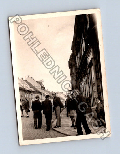 Stará fotografie pouliční scéna s muži (BM26935)