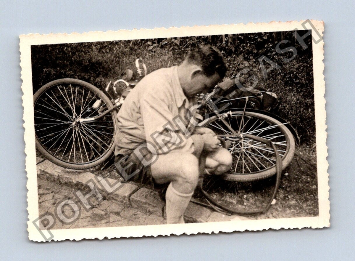 Stará fotografie muž opravuje kolo (BM26936)