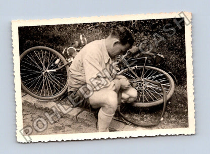 Stará fotografie muž opravuje kolo (BM26936)