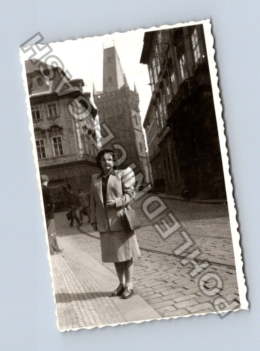 Stará fotografie Brno žena s budovou v pozadí (BM26941)