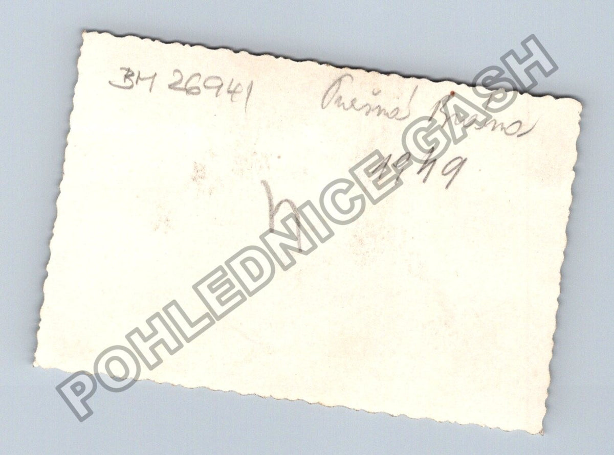 Stará fotografie Brno žena s budovou v pozadí (BM26941)