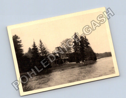 Stará fotografie dům u vody se stromy (BM26942)