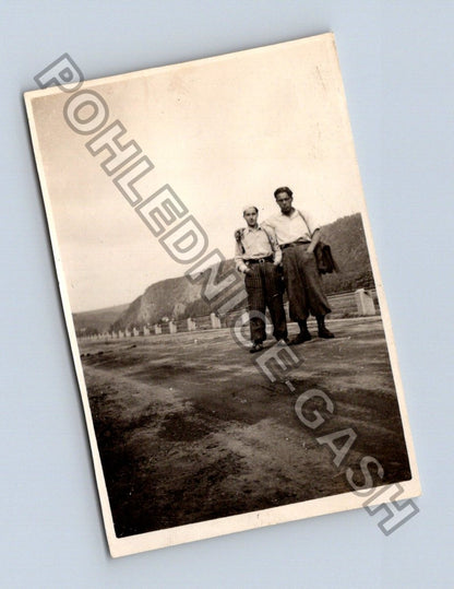 Stará fotografie dva muži venku (BM26943)