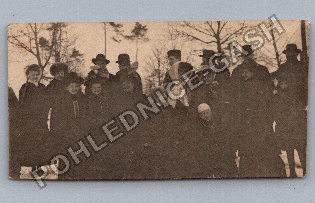 Stará fotografie skupina lidí v zimním oblečení (BM26944)