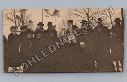 Stará fotografie skupina lidí v zimním oblečení (BM26944)