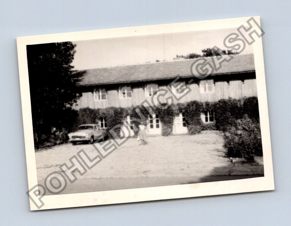 Stará fotografie budovy porostlé břečťanem s autem (BM26948)