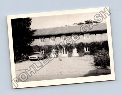 Stará fotografie budovy porostlé břečťanem s autem (BM26948)