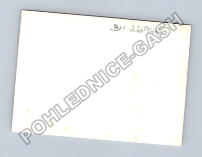 Stará fotografie budovy porostlé břečťanem s autem (BM26948)
