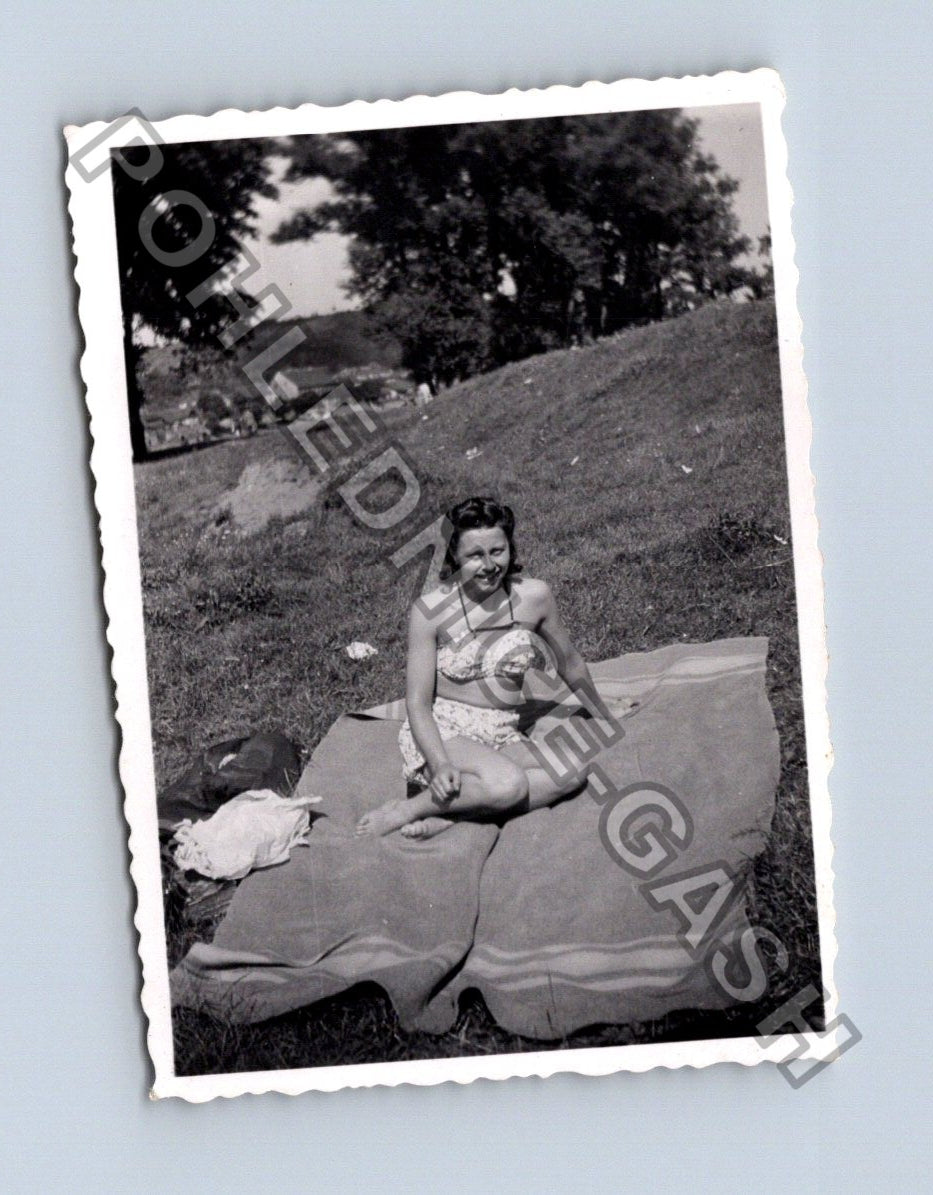 Stará fotografie žena v plavkách opalování (BM26950)