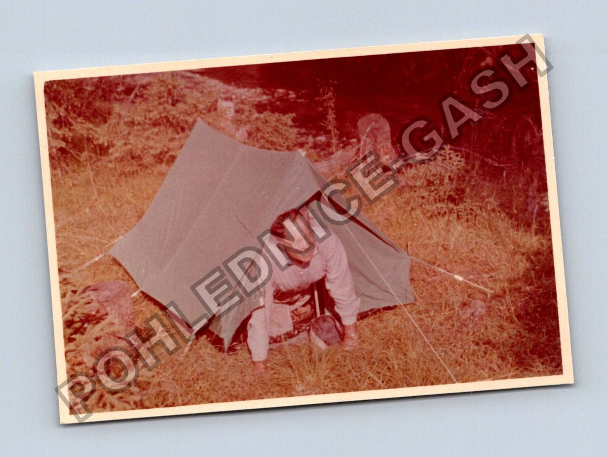 Stará fotografie muž ve stanu kempování (BM26951)