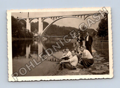 Stará fotografie muži u řeky s velkým mostem (BM26953)