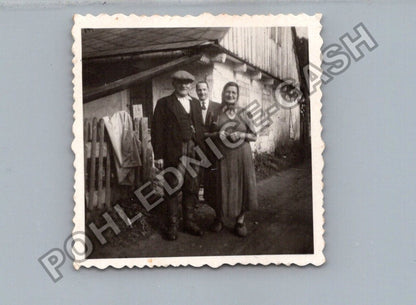 Stará fotografie tři osoby před domem (BM26958)