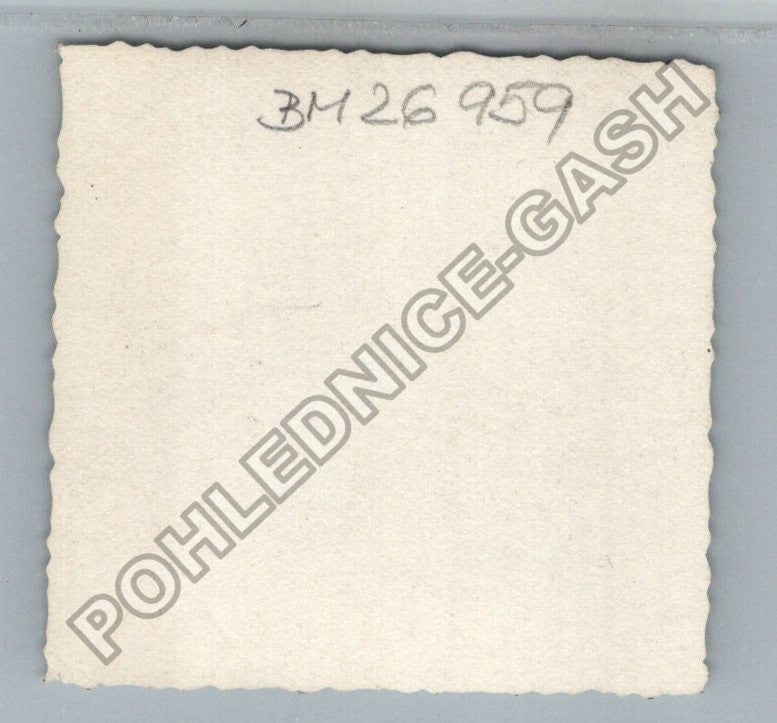 Stará fotografie budova s autem v kopcovité krajině (BM26959)
