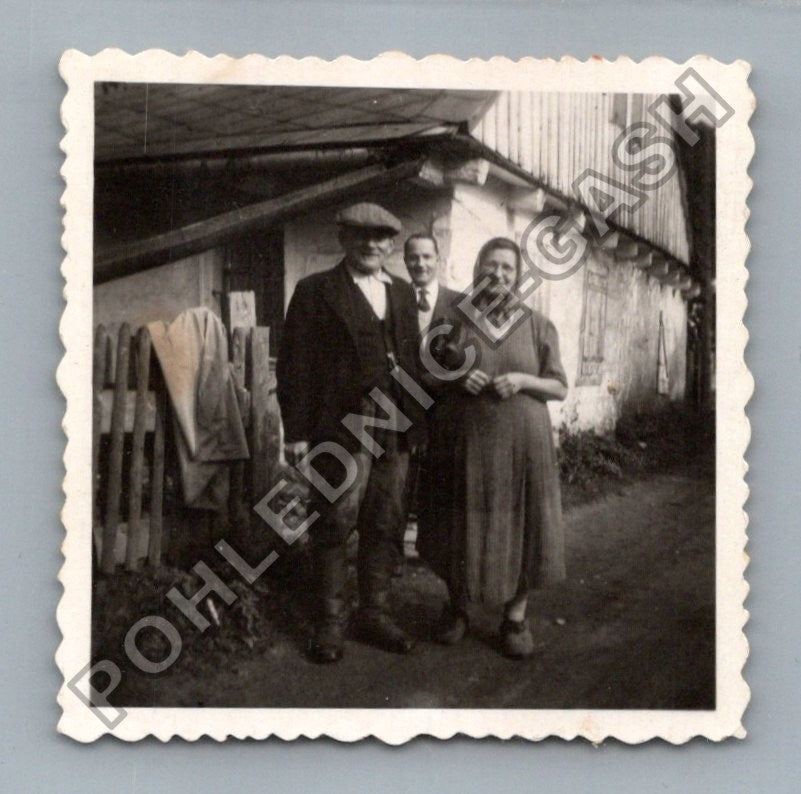 Stará fotografie tři osoby před domem (BM26961)