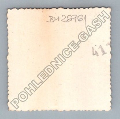 Stará fotografie tři osoby před domem (BM26961)