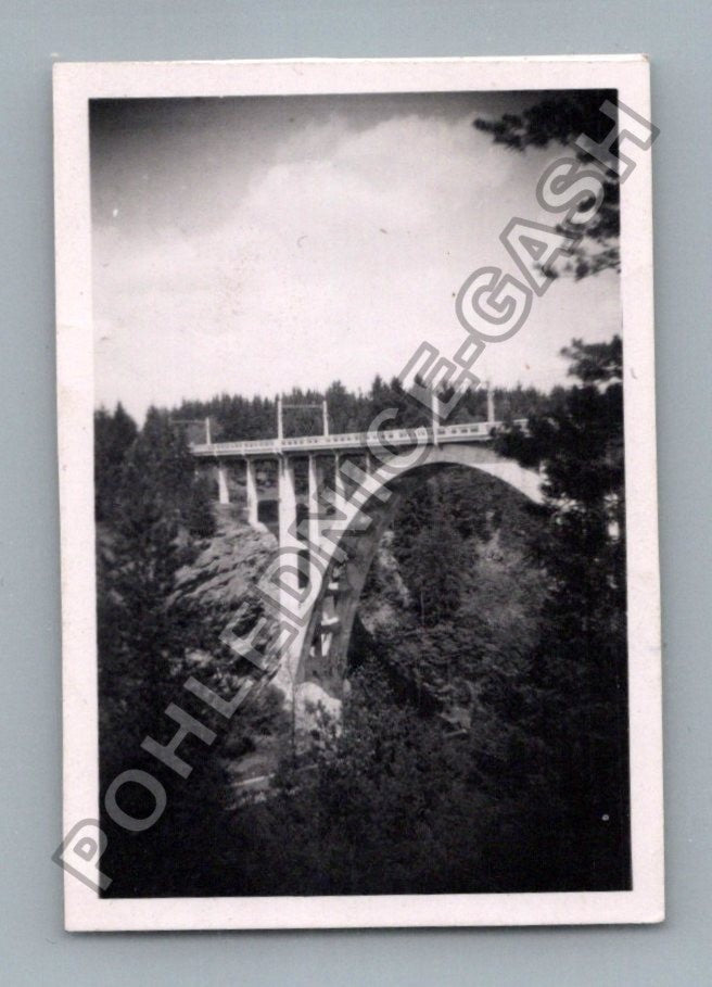 Stará fotografie obloukový most v krajině 1943 (BM26965)