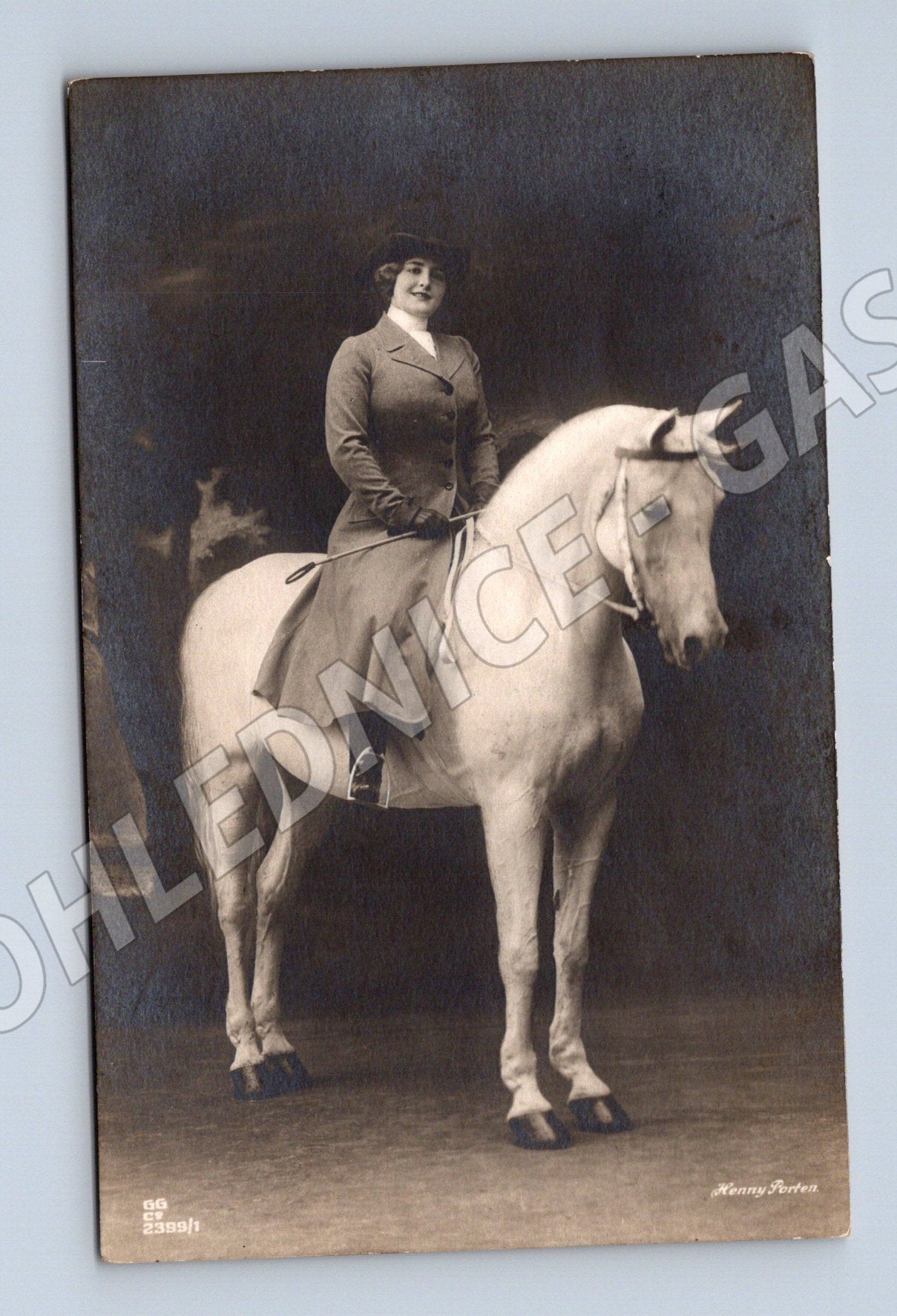 Pohlednice žena s koněm černobílá ručně psaná (M10071)