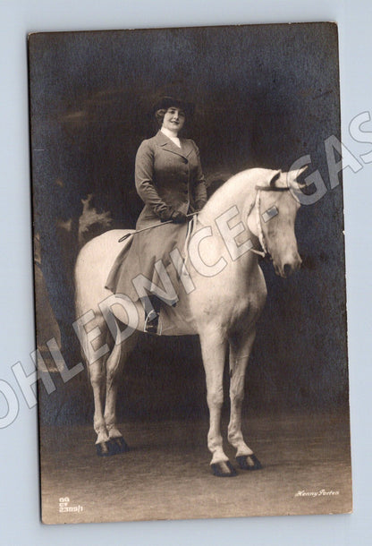 Pohlednice žena s koněm černobílá ručně psaná (M10071)