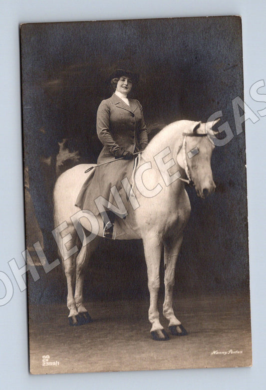 Pohlednice žena s koněm černobílá ručně psaná (M10071)