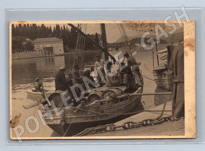 Boat with crew at the port old postcard St. Ana Jelsa (M10108)