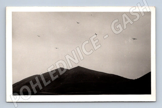 Letadla plachtaři nad horami čb pohled (M10137)