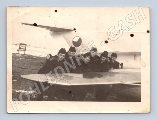 Čs vojenští letci u letadla zimní scéna (M10141)