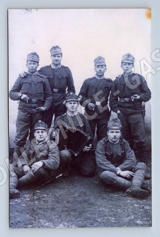 Skupina vojáků s harmonikou starý pohled (M10147)