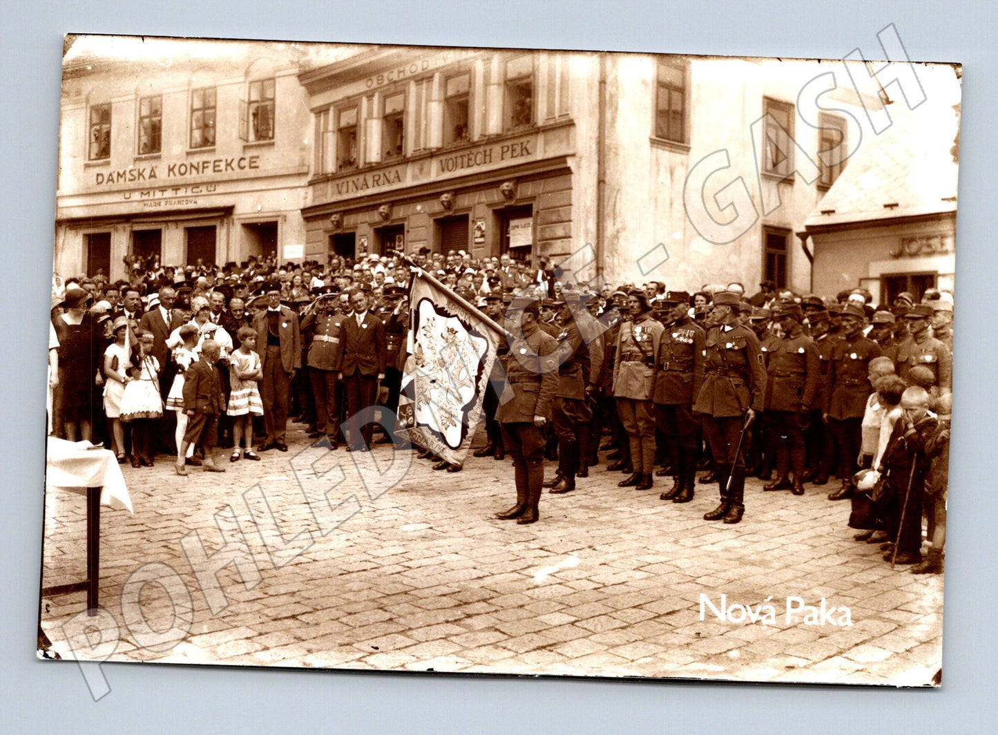 New Paka crowd with banner uniform history (M10149)