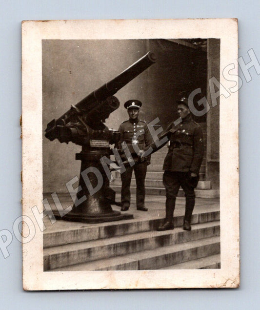 Army officers at a cannon old postcard (M10175)