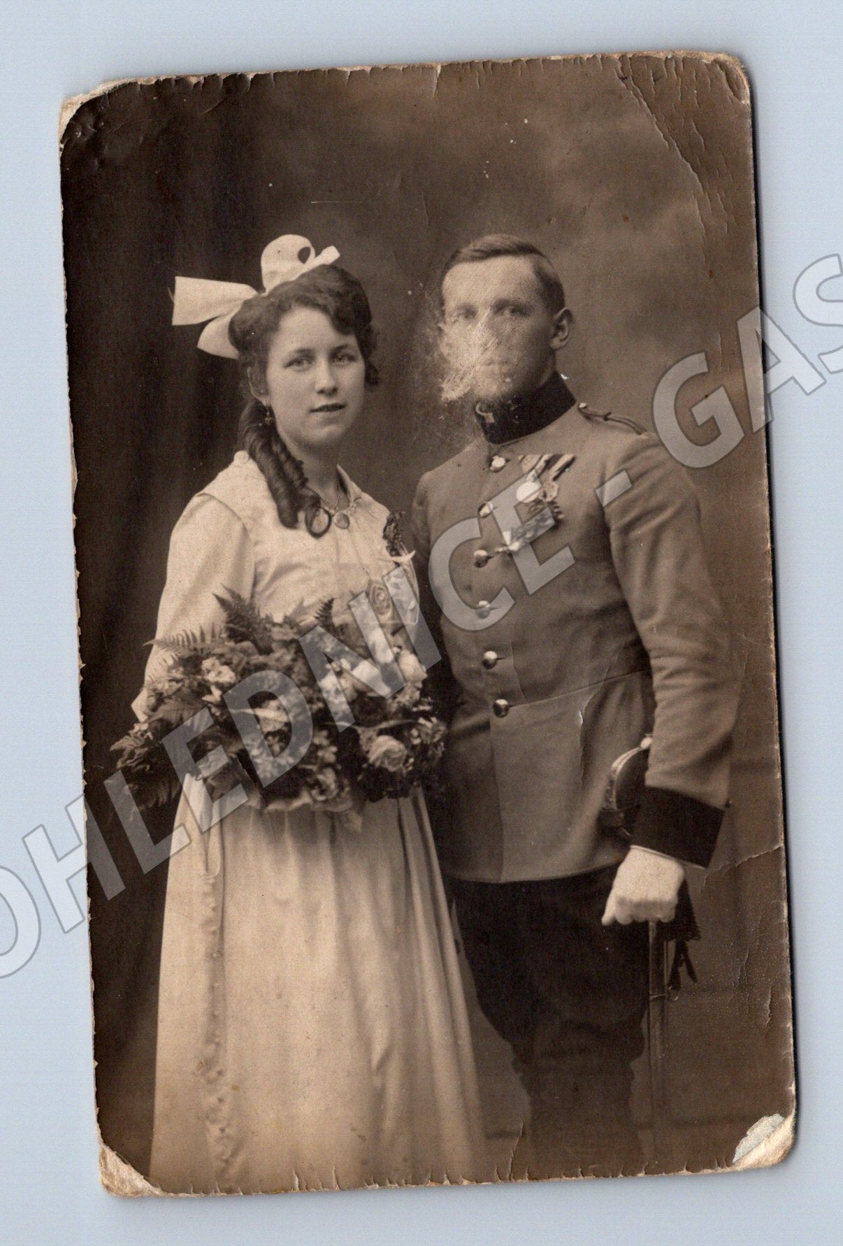 Wedding couple soldier old postcard (M10185)