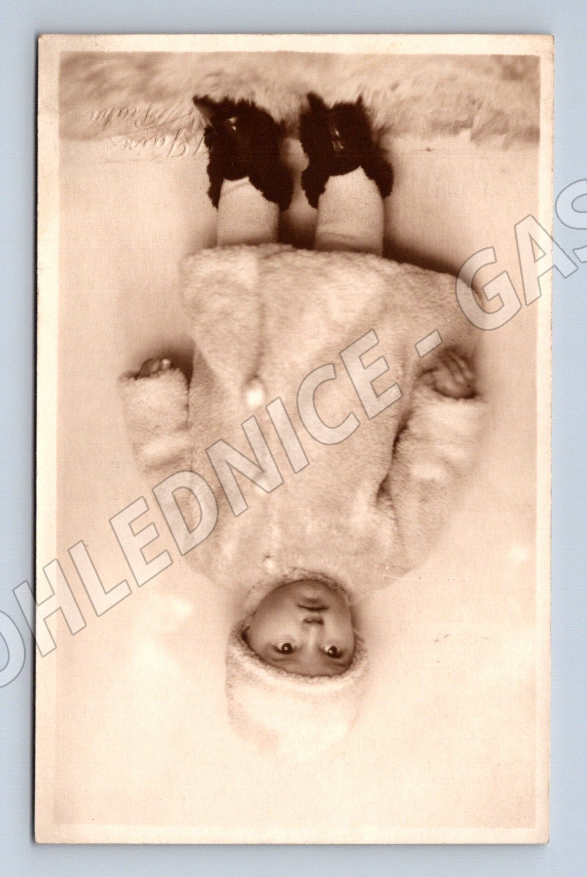 Pohlednice Dítě ve vlněném oblečení (M12141)