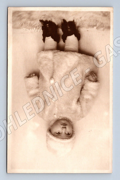Pohlednice Dítě ve vlněném oblečení (M12141)