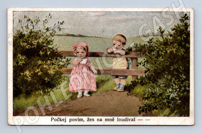 Pohlednice Starobylá děti u plotu ČSR (M12366)