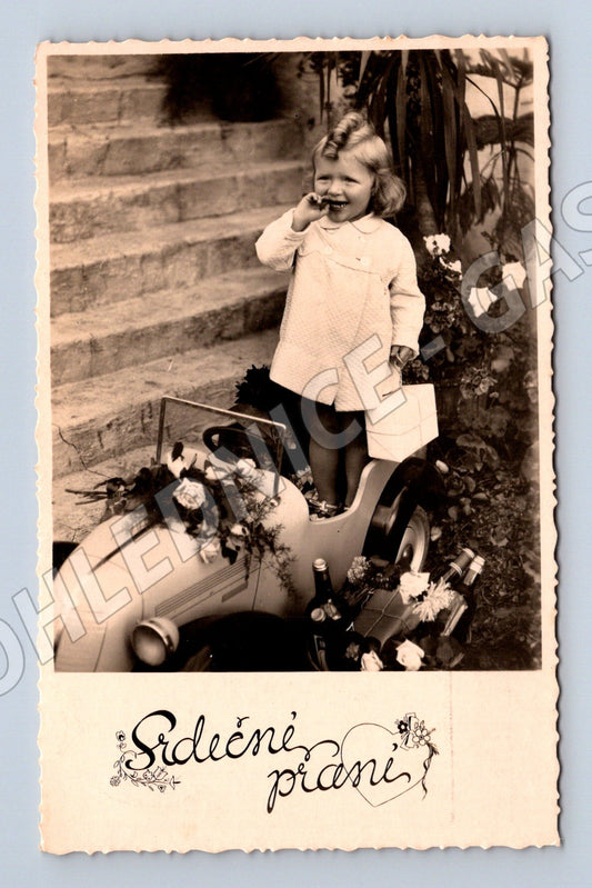 Pohlednice dívka u auta Srdeční přání (M12502)