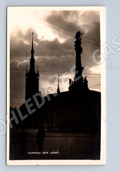 Pohlednice Olomouc sloup Nejsvětější Trojice při stmívání (M12874)